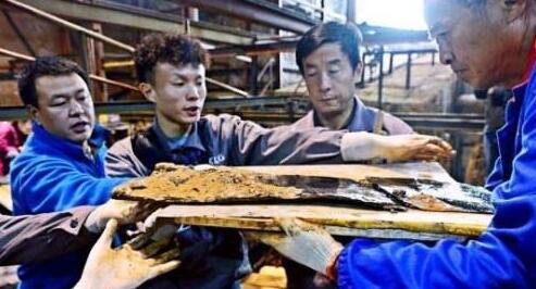5月19日，海昏侯墓考古发掘项目领队杨军表示，这件文物此前曾被认为是“屏风”，但现在看来是“衣镜”。图为该“衣镜”出土场景。　郭晶 摄