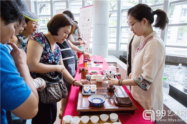 众艺术爱好者参观茶具文物馆并现场体验功夫茶的魅力