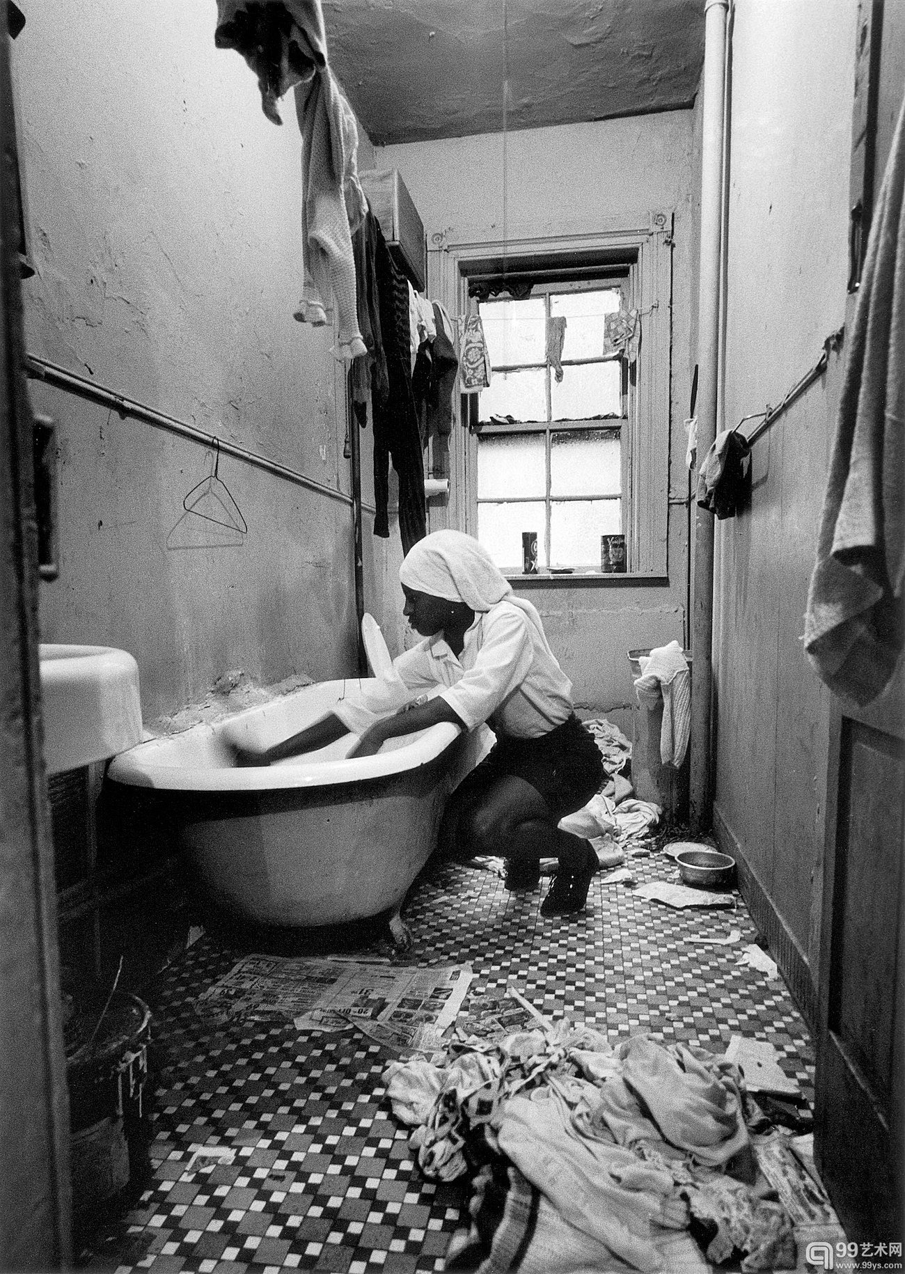 戈登·帕克Gordon Parks - Rosie Fontenelle Cleans the Bathtub， Harlem， New York