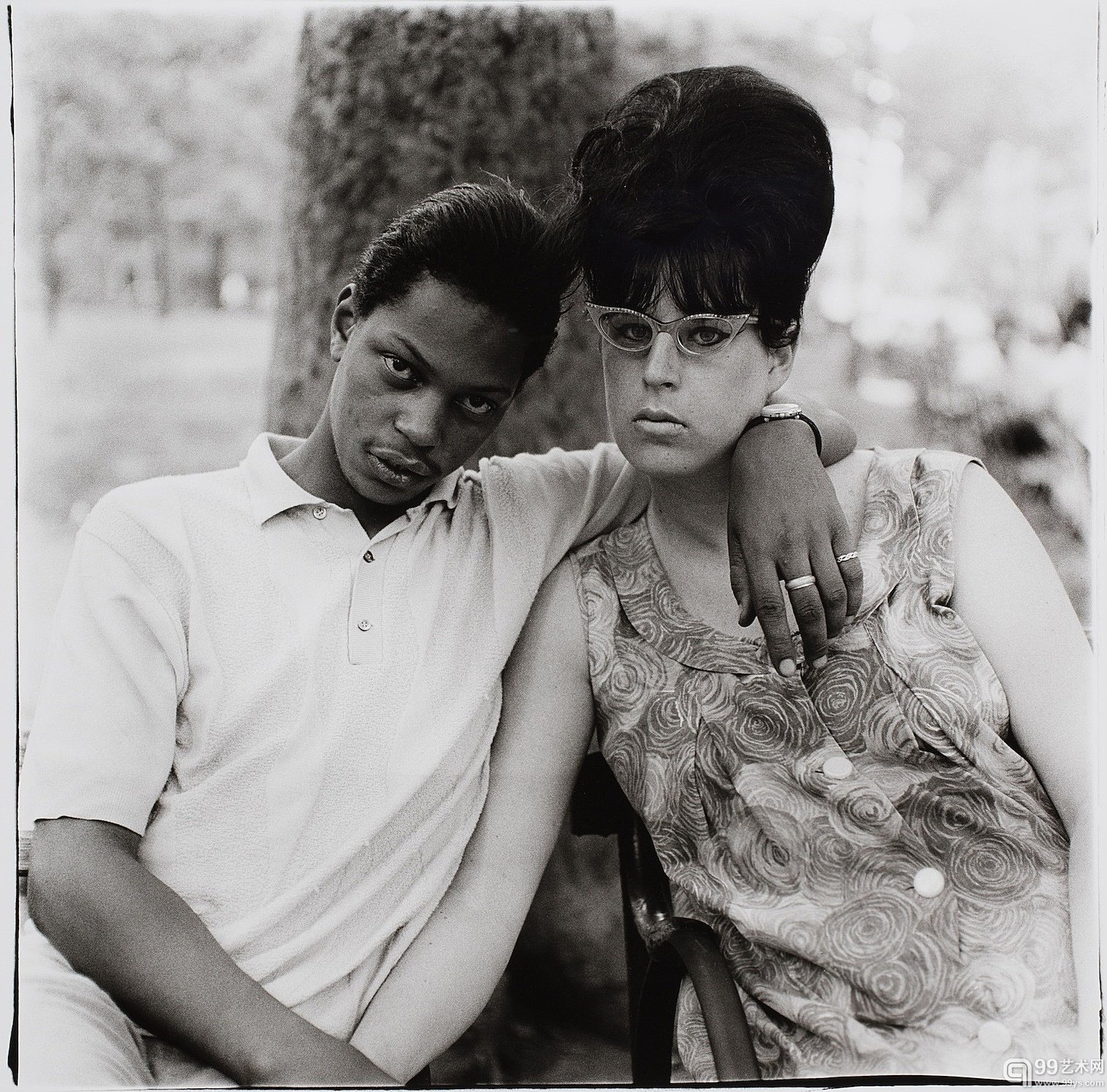 黛安·阿勃丝 Diane Arbus - A young man and his pregnant wife in Washington Square Park， N.Y.C.