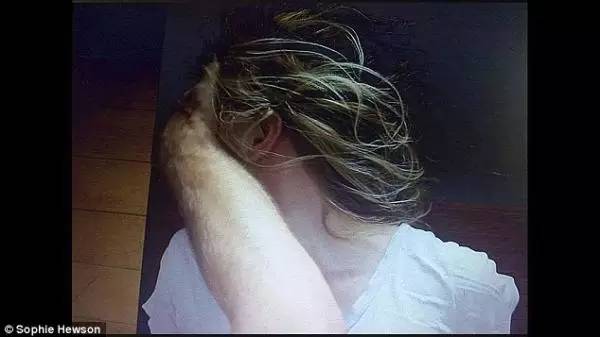 该视频时长三分钟，镜头对准休森的脸