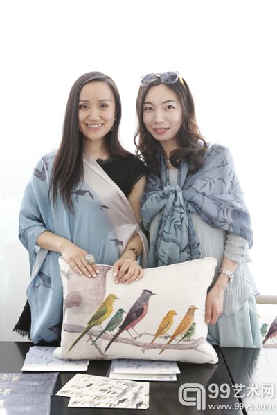 艺术家与购买吴笛笛锦上出品艺术抱枕的嘉宾合影