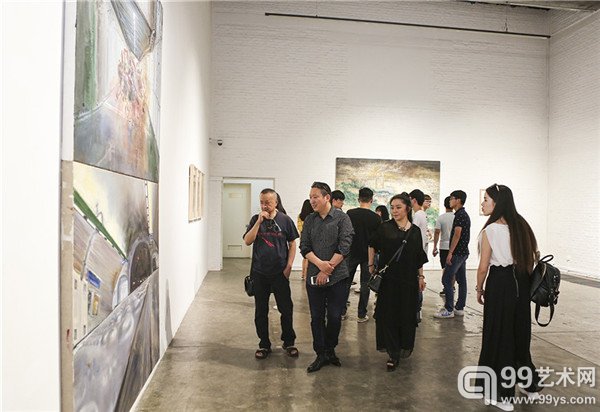 展览现场照片艺术家张小涛与忻海州夫妇在展览现场