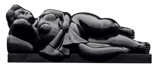 费尔南多·博特罗,《侧卧的女人》,2003年,青铜,361 x 169 x