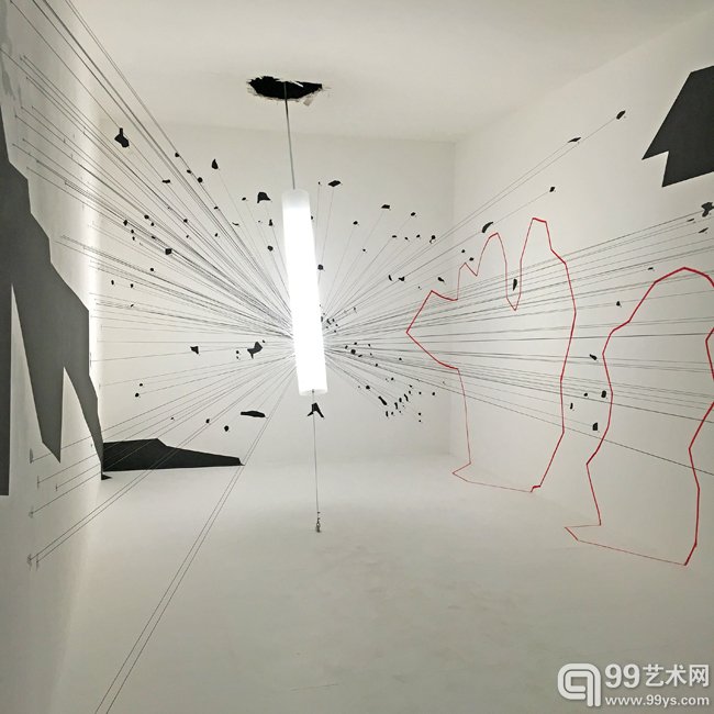 Giardini展区“来自前线的报告”主题馆，充满艺术感的 装置实则再现了炮弹从空中落入房间的情境
