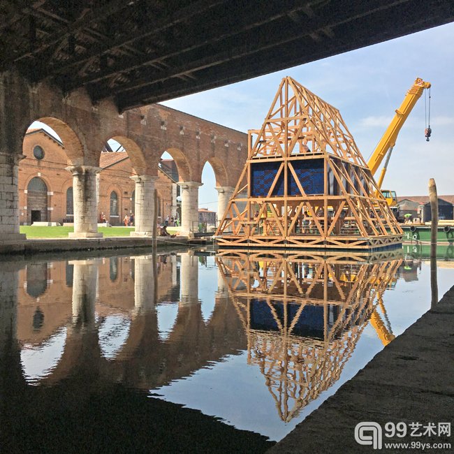 Arsenale展区，一座为非洲设计的小木屋仍在建造中