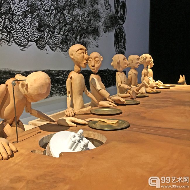 罗马尼亚馆中，顺时针搅动汤勺，长条餐桌上的木偶人 缓缓动作，餐盘下翻出一个建筑模型