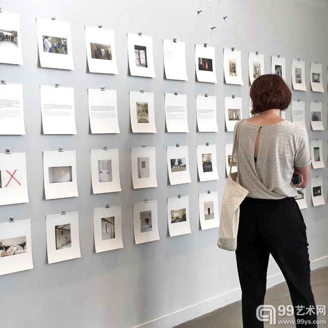 匈牙利国家馆中，策展人用纸张打印出项目进程的画面，如同一帧帧纪录片的画面