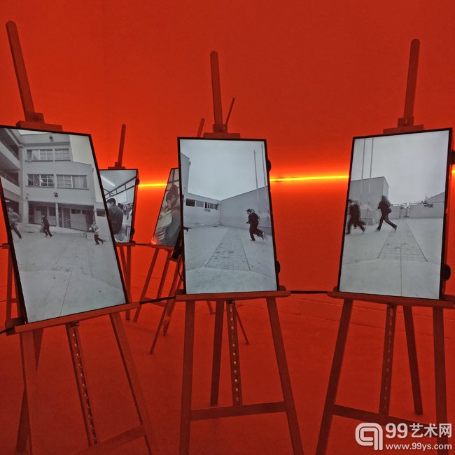 几面围起来的画架上的画布，构成了一个环幕    本文摄影/姚瑶