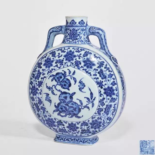 清乾隆青花缠枝莲开光福寿纹小抱月瓶