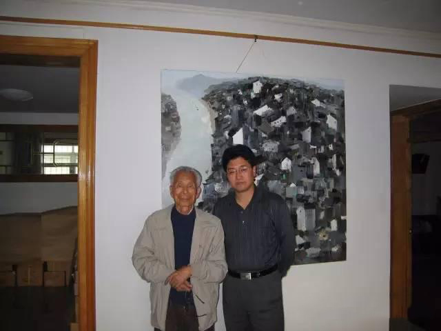 2004年9月，吴冠中在家中与李大钧合影，身后是油画力作《长江山城》
