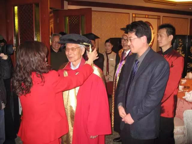 2006年12月，香港中文大学在北京国际俱乐部授予吴冠中荣誉中文博士，右一为李大钧