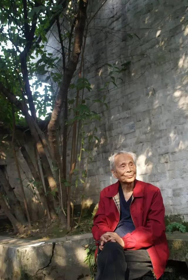 2007年10月，吴冠中在绍兴鲁迅故居   李大钧摄