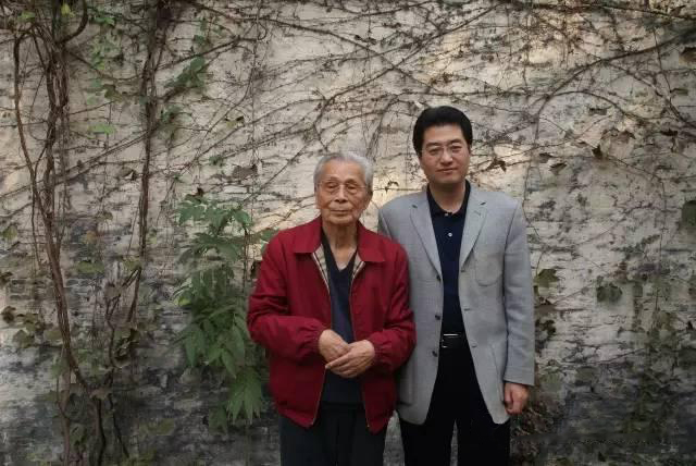 2007年10月，吴冠中与李大钧在绍兴秋瑾故居内合影