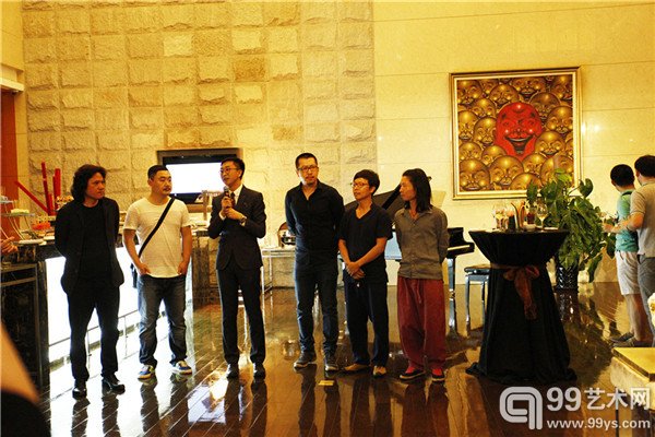 策展人赵永惺发言（左起艺术家黄钢、闫磊、策展人赵永惺、艺术家卢征远、吴梁焰、苏志杰）