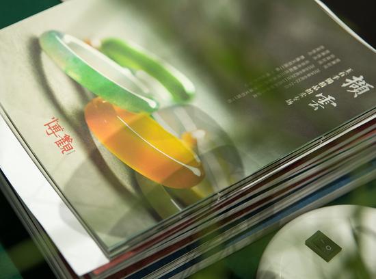 现场翻阅拍品目录