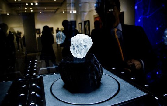 在南非发现的1109克拉白钻Lesedi La Rona正在一场拍卖会预展上展出。