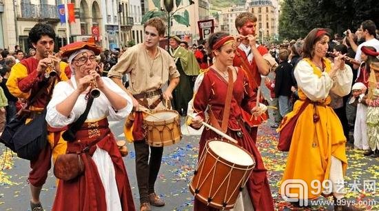Fête du Roi de l‘Oiseau是法国国王查理五世首创的;在节日期间,人们会玩一种用枪和箭射击用布做成的鸟类的游戏,赢了游戏的人在接下来的一年,都是这座城市的“国王”,享有各种各样的特殊权利,听起来很有趣的样子。而现在,鸟王节已经演变成一个复古服饰爱好者cosplay大会;每年都有6000多人穿着文艺复兴时期的衣服来参加这个节日,画风清奇且可爱;来放几张图你们感受一下——