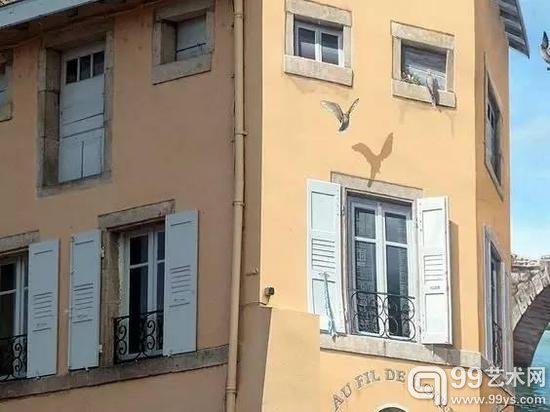《沿着塞纳河而下》:墙上用彩笔画出的天空和背后的天空相映成趣,如果没有一个尖屋顶,小编几乎要认为墙上的画是真的了
