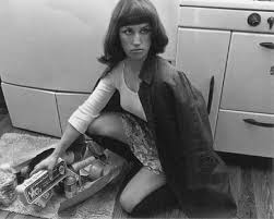 辛迪·雪曼（Cindy Sherman）《无题电影剧照》（Untitled Film Still）（1977-1980）（图6）