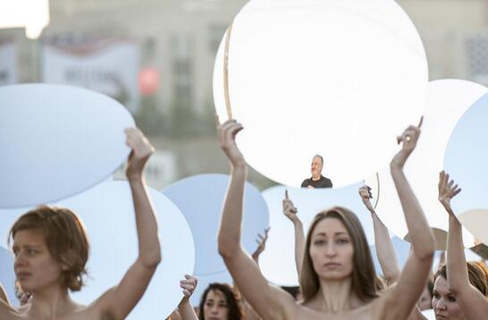 130名女子拍裸体摄影讽刺特朗普