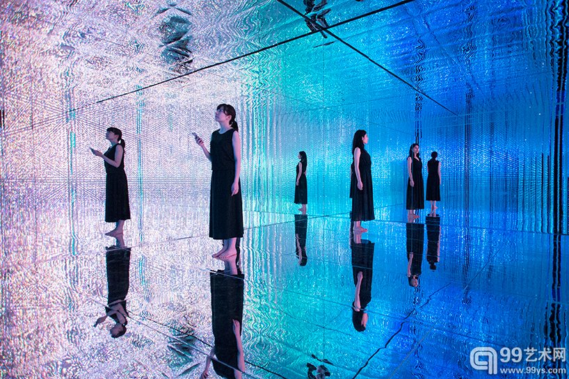 在《水晶宇宙》空间中,观众可以通过手机下载软件Interactive 4D Vision打造自己的宇宙。通过不同颜色和形状的选择,再配合脚步的移动,参观者可以完全沉浸在自己的宇宙中。