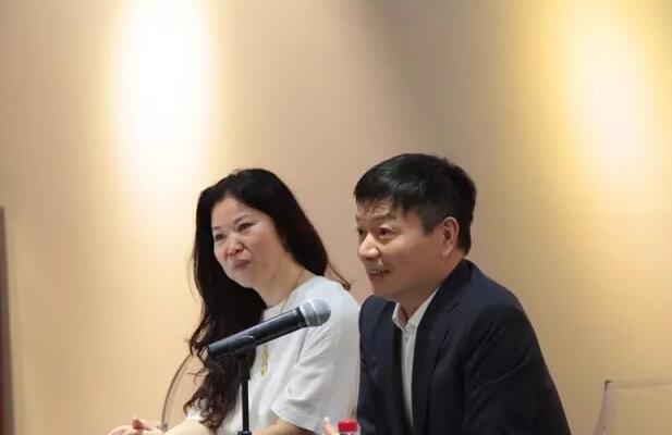 左：代文华  华彩美术馆馆长北京华彩汇丰艺术顾问有限公司董事长