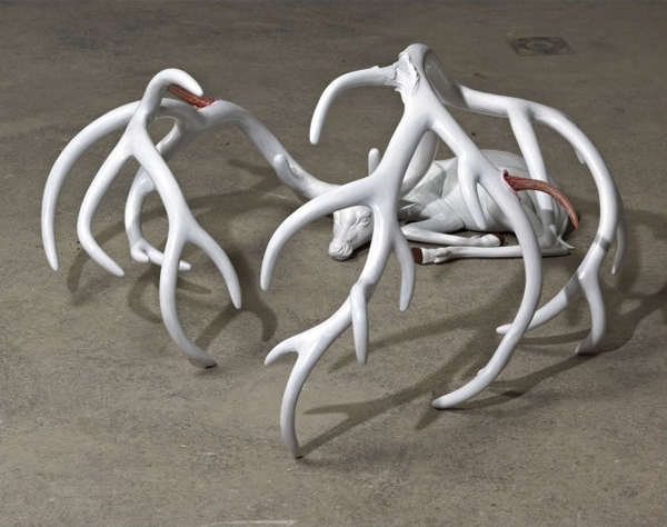 尹代波作品：《首》， 100 x 35 x 100厘米，玻璃钢、树脂，2013年