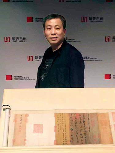 刘益谦与王羲之《平安帖》，此件艺术品系其在中国嘉德2010秋拍中以3.08亿元拍得 