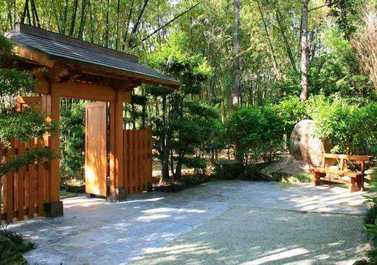 森上博物馆和扶桑花园（Morikami Museum and Japanese Gardens），不少博物馆粉丝抱怨游戏玩家破坏了花园的环境。