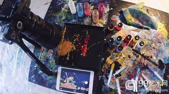 公主梦，或许还有女王梦。总之它流光溢彩，一开篇就像打开了一只让人无法自拔的甜蜜罐子。这只短片似乎集合了全世界所有美好的颜色。液体流动、扩散、分解、融合，极尽华丽。