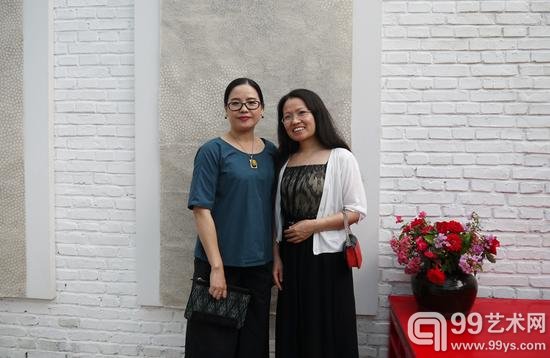知楠女士（左）与嘉宾合影