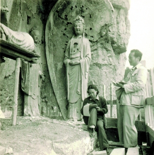 1953年，吴作人与萧淑芳同赴麦积山考察石窟。