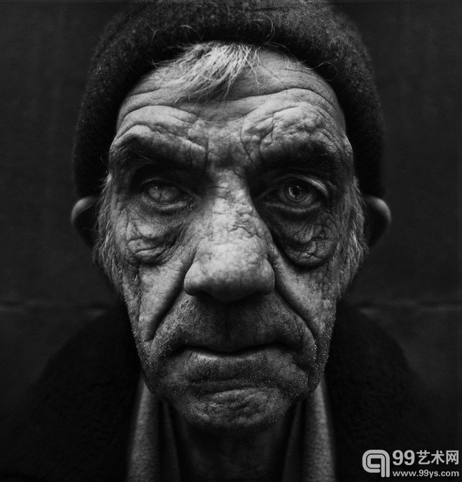 来自曼彻斯特的摄影师Lee Jeffries，他的照片主要以美国街头流浪者为拍摄对象，用浓烈而强有力的人物特写产生震撼的视觉感受。通过每一张人物的面孔来揭示城市中的另一种生活表情。Lee Jeffries是在与年轻人的接触中使其改变了自己的眼界，开始将镜头对准洛杉矶街头的流浪者们，用黑白的相片展现给我们这些精彩的相片。  “绝对不要看不起任何人，除非你正在帮助他们。我倾注我的身心和灵魂去捕捉人类最真实的本性。纯洁的美丽和天真的童年，都已陷入深深的绝望和街头生活的痛苦之中，是欲望把自己推到边缘。”Lee Jeffries这样说道。