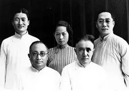 徐森玉与兄弟子女合影照片，前排左为徐森玉，后排右为长子徐伯郊