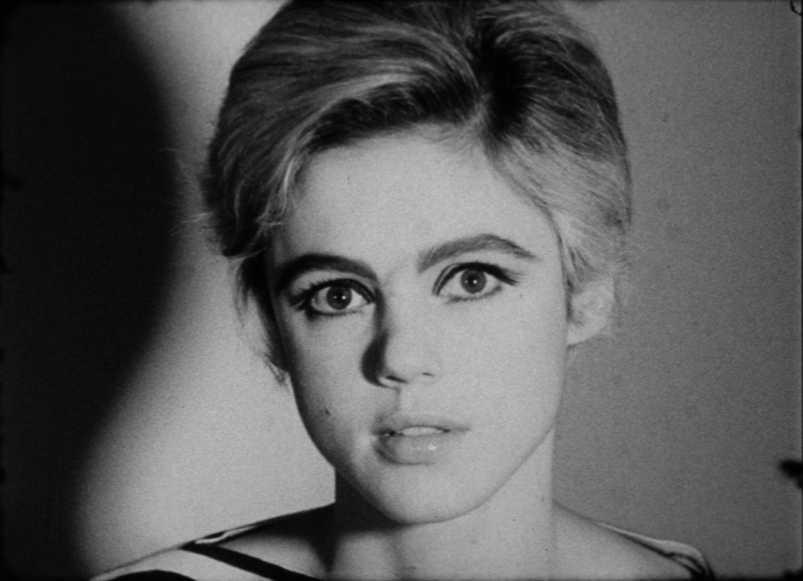 上世纪六十年代的时尚女王、纽约地下电影界的超级明星Edie Sedgwick在16mm无声黑白电影中