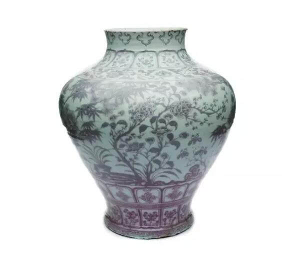 中国景德镇明代瓷瓶，约14世纪。为洛克菲勒三世收藏所有，高50.8cm，宽42.5cm