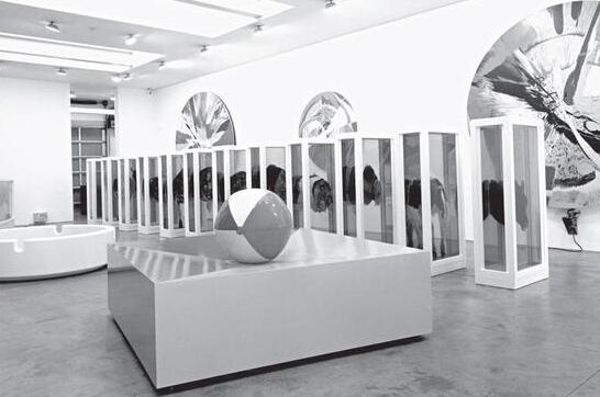 1996年高古轩为达明安·赫斯特在纽约举行的首个个展，No Sense of Absolute Corruption。