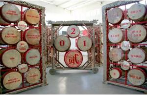 黄锐 关键词铭 综合材料 290×175×110cm×4 2011-2012年