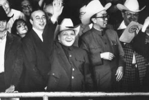 1979年2月2日，美国德州：中国领导人邓小平在牛仔故乡美国德州头戴牛仔帽观看牛仔竞技表演。