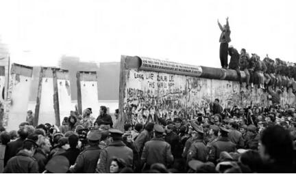 1989年11月，德国柏林：民主德国决定打开东西柏林边界后民众聚集在被拆毁的柏林墙前。