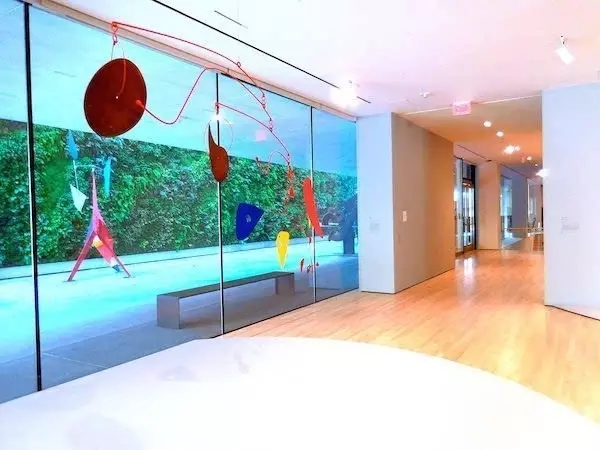 　从考尔德（Calder）展厅内看到的SFMOMA“绿墙