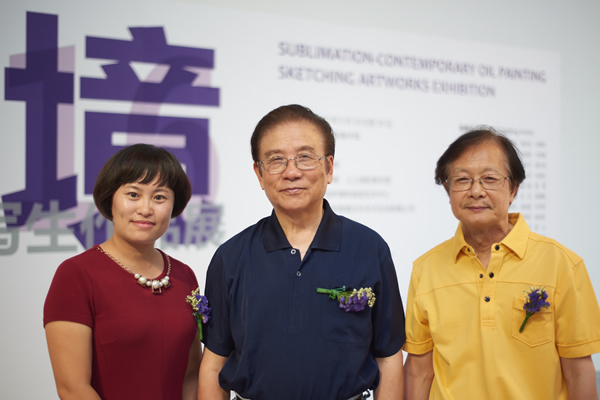 左：当代油画运营总监翟凤莲女士；中：山东省美术家协会名誉主席杨松林先生；中国油画院特邀艺术家、美术理论家钟耕略先生