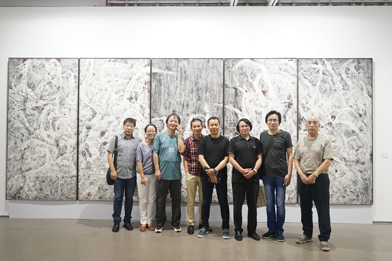 电影学院副校长王鸿海一行在艺术家冯放作品前