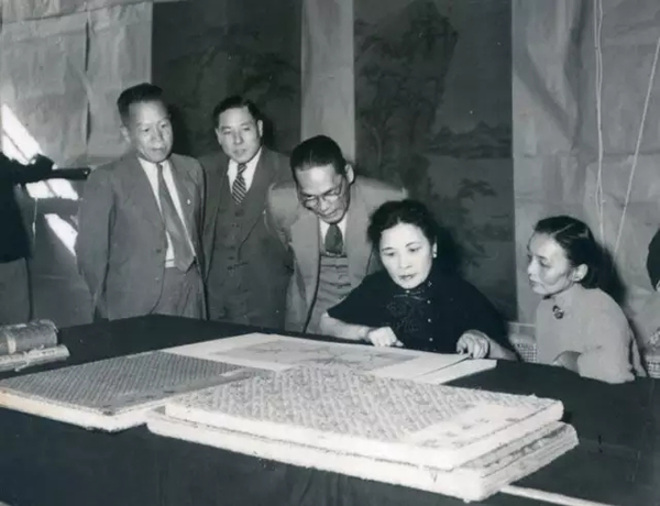 黄君璧与弟子蒋宋美龄女士在台北故宫赏画