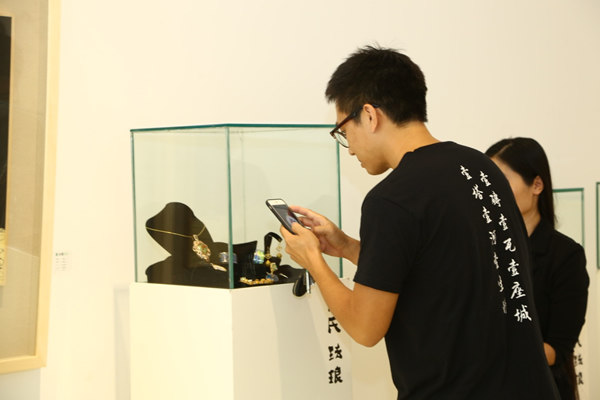 与会者参观展示区