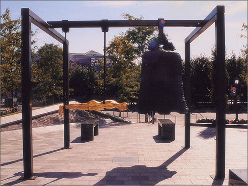 和平，2003年，铸铜钟和铸铜身体，11.2(H) x 12.6(L) x 12.6(W)Ft