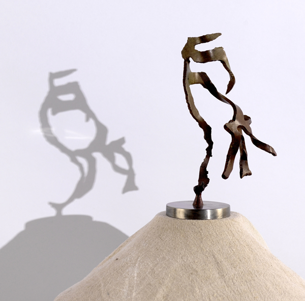 《小品2》2016.尺寸17cm×7cm×11cm 材料：铜化学上色 、不锈钢底座