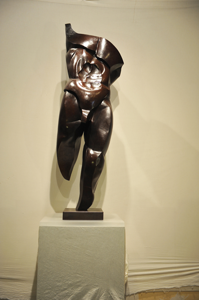 《盈》 2016年、尺寸：135cm×48cm×36cm 材料：锻铜化学上色  铜底座