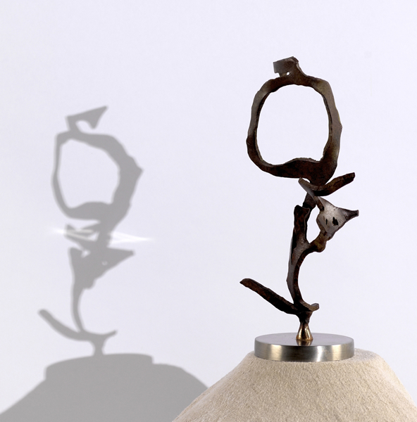 《小品3》2016尺寸： 19cm×8cm×5cm 材料：铜化学上色 、不锈钢底座